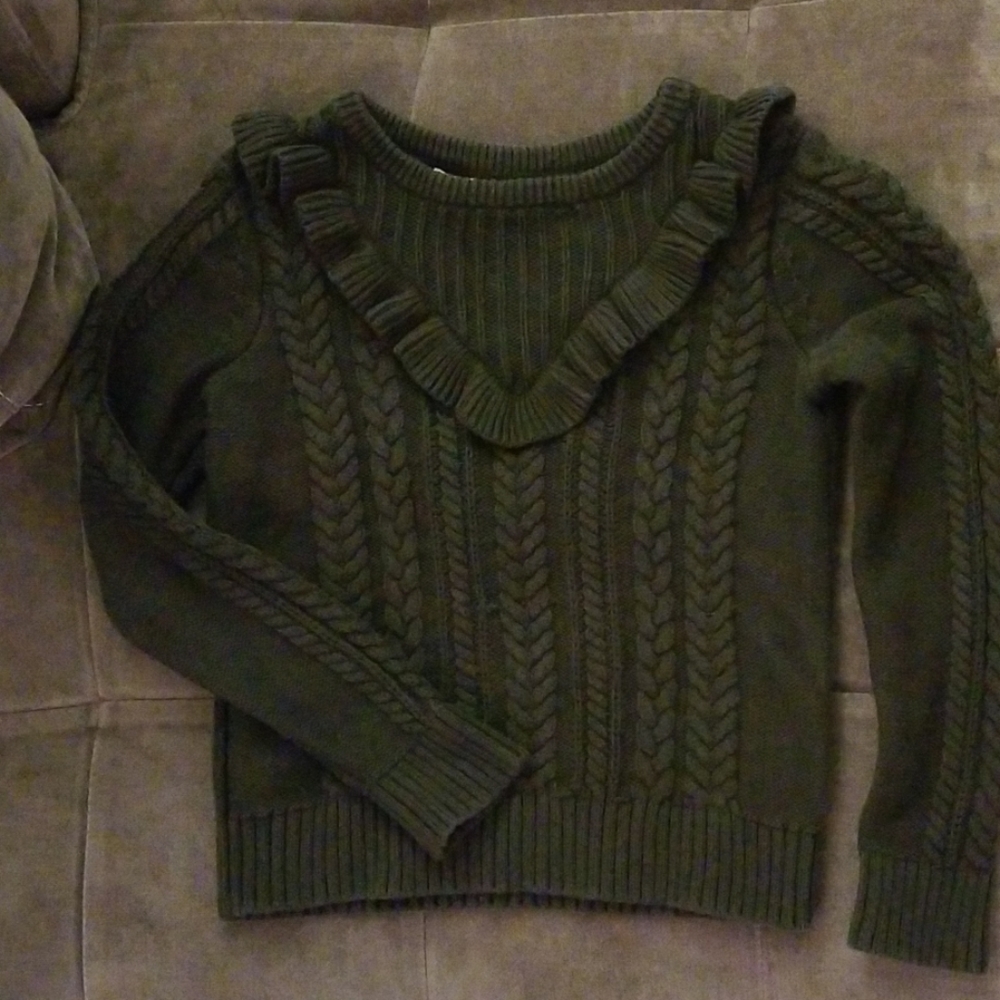 ⛔️SOLD⛔️Gap frilled front bib sweater